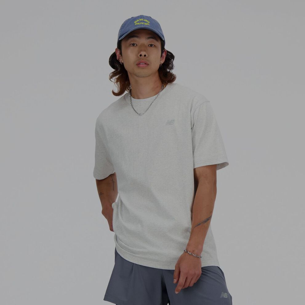 Un homme en t-shirt gris New Balance.