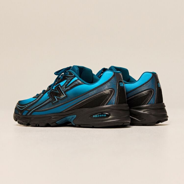 Profil lat&eacute;ral d'une paire de chaussures pris en angle