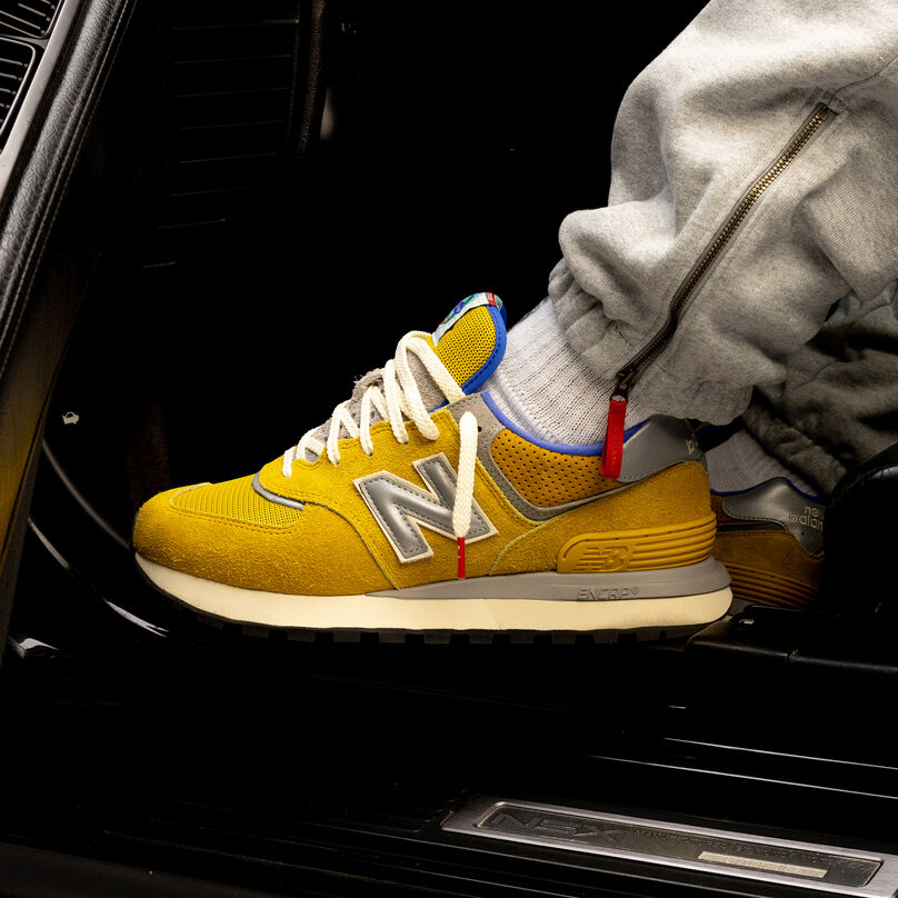 Chaussure jaune dans la porte conducteur d’une voiture.