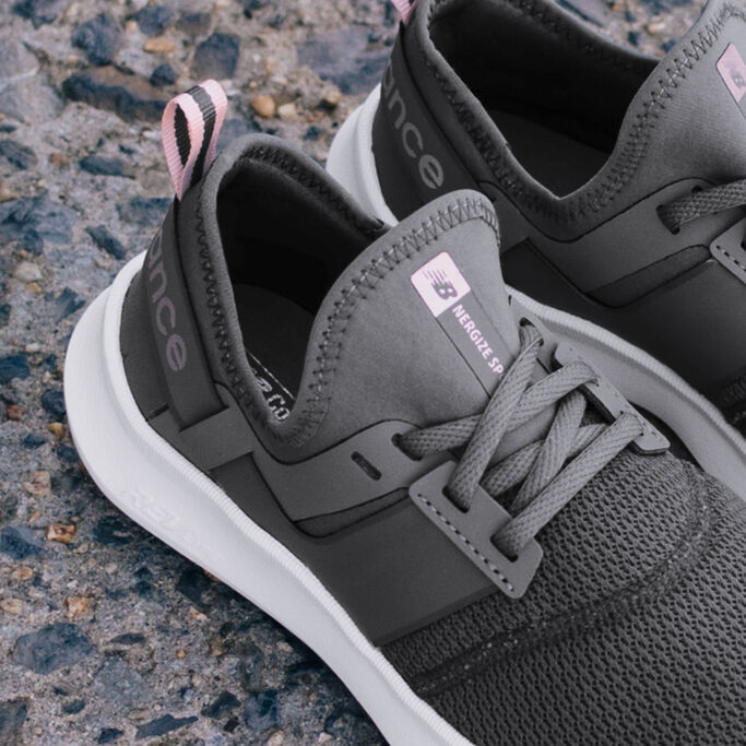 Gros plan sur le talon et les lacets de la basket féminine Nergize Sport gris foncé