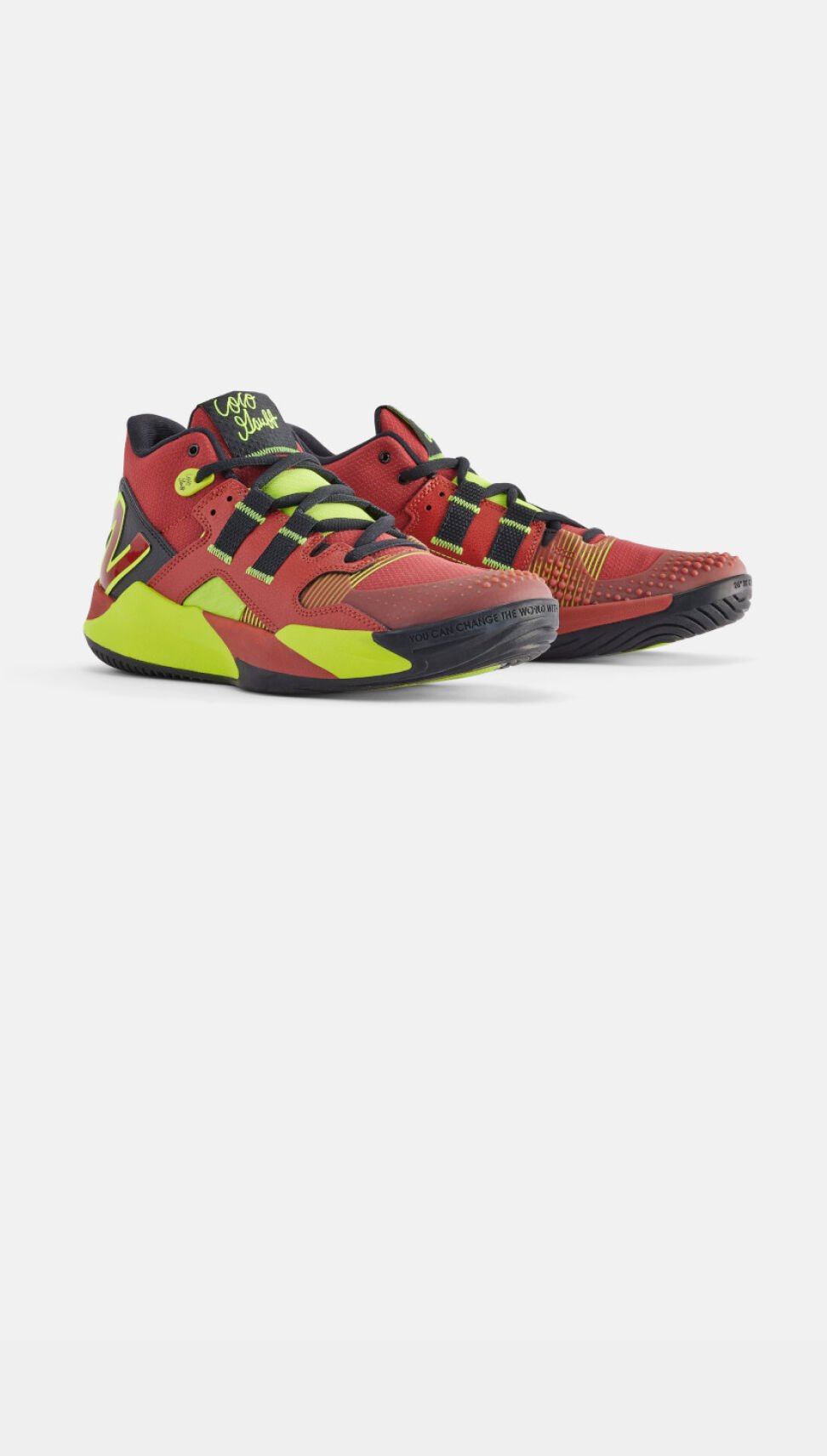 Paire de chaussures rouge et vert fluo sur fond gris. 