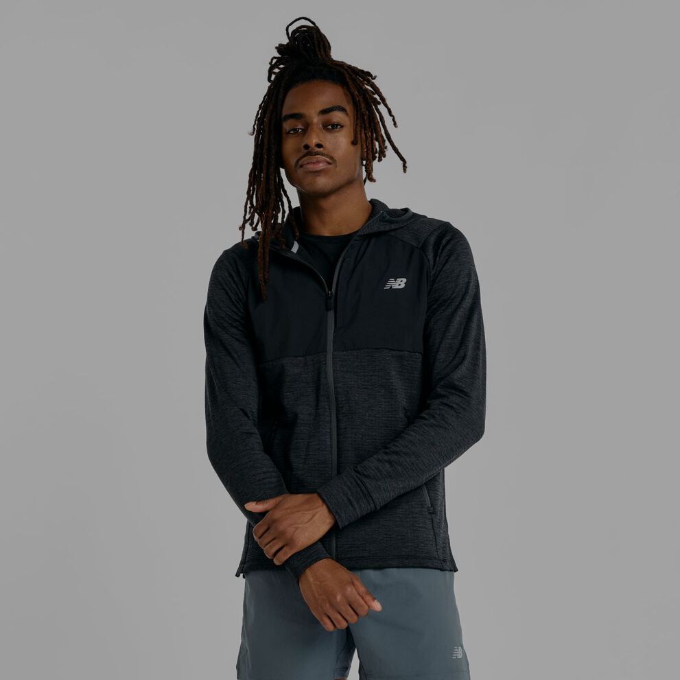 Un homme portant une veste noire de New Balance.