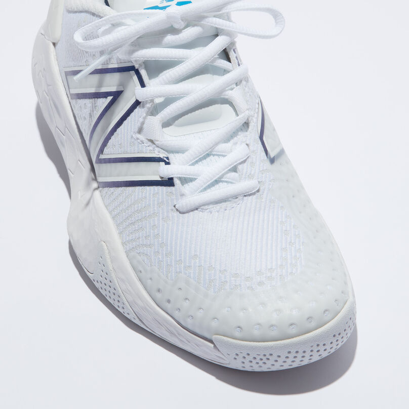 Vue inclinée de haut en bas de la chaussure blanche Fresh Foam Lav