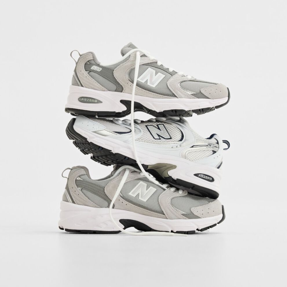 Un tas de 530 chaussures