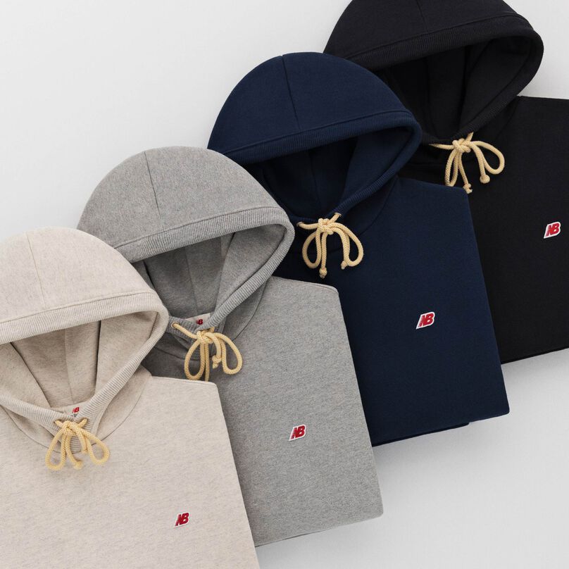 Plusieurs sweat-shirts à capuche MADE in USA empilés les uns sur les autres.