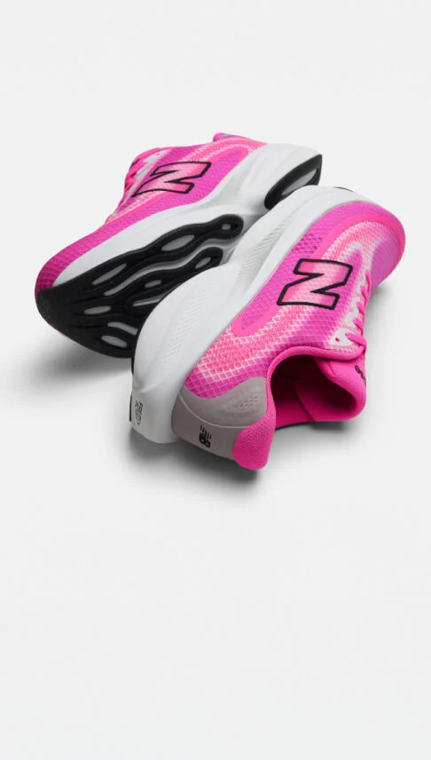 Paire de chaussures de course roses sur fond blanc.