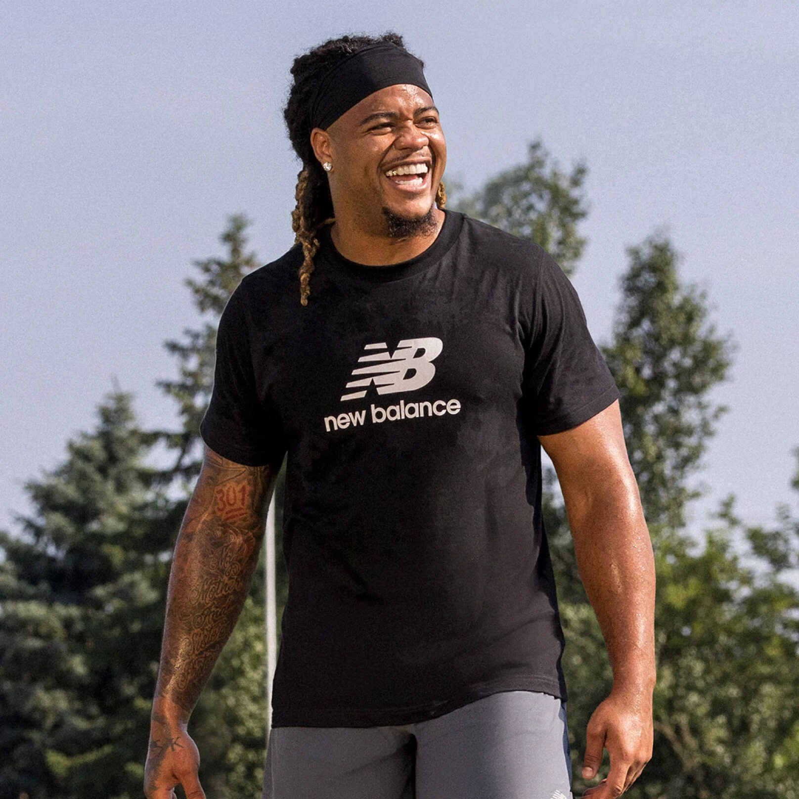 Chase Young se tient dehors