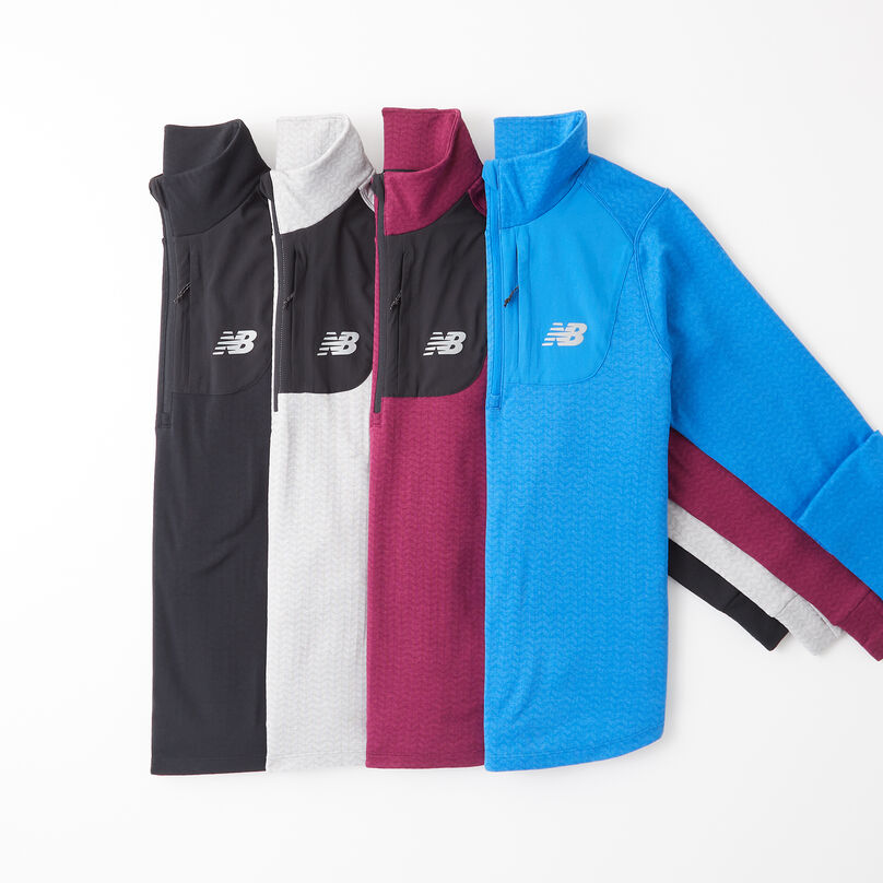 Quatre vestes à manches longues pour hommes posées les unes sur les autres sur un fond gris.