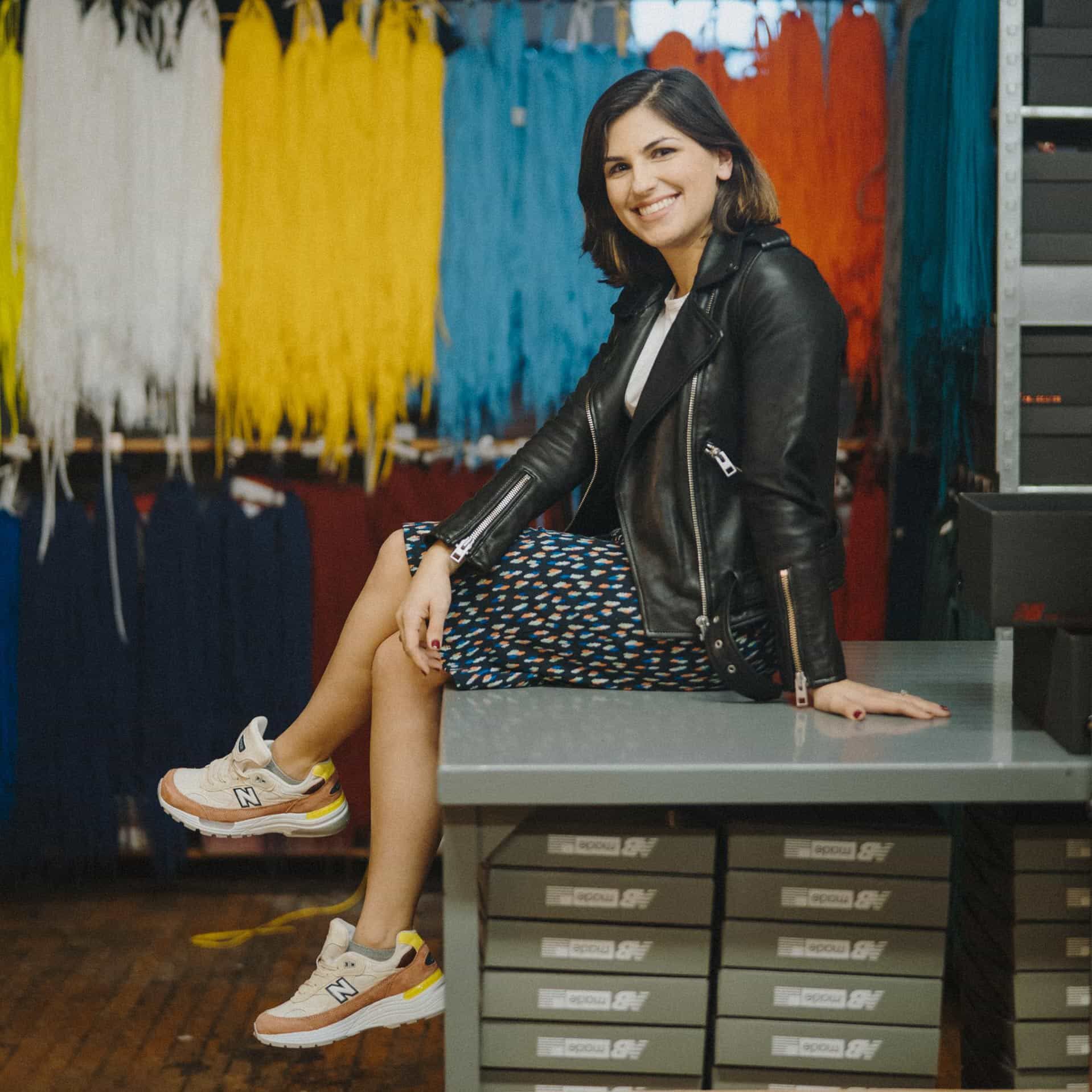 Une employée de l’entreprise New Balance portant des baskets Made in USA pour femme