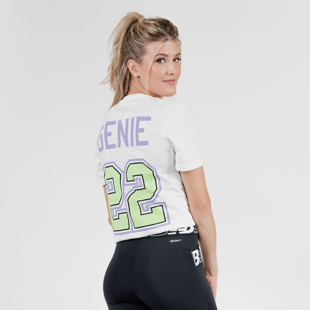 Genie Bouchard regardant par dessus son épaule et montrant le dos de son t-shirt imprimé New Balance. 