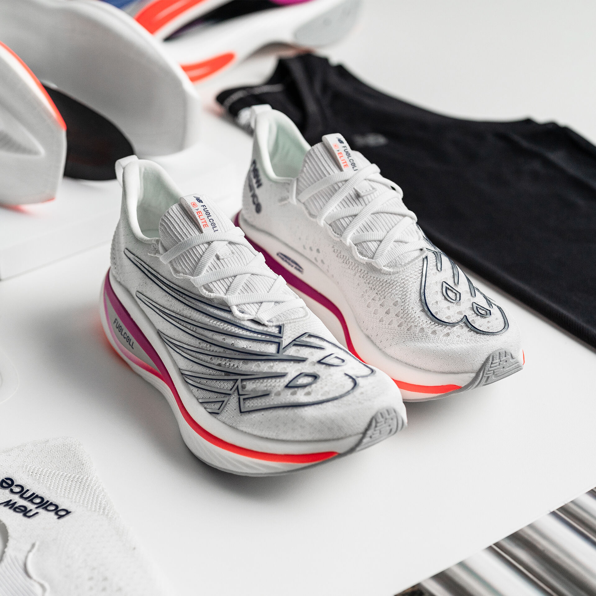 Paire de chaussures blanches posées sur une feuille de papier avec différentes parties de la chaussure disposées autour d'elles.