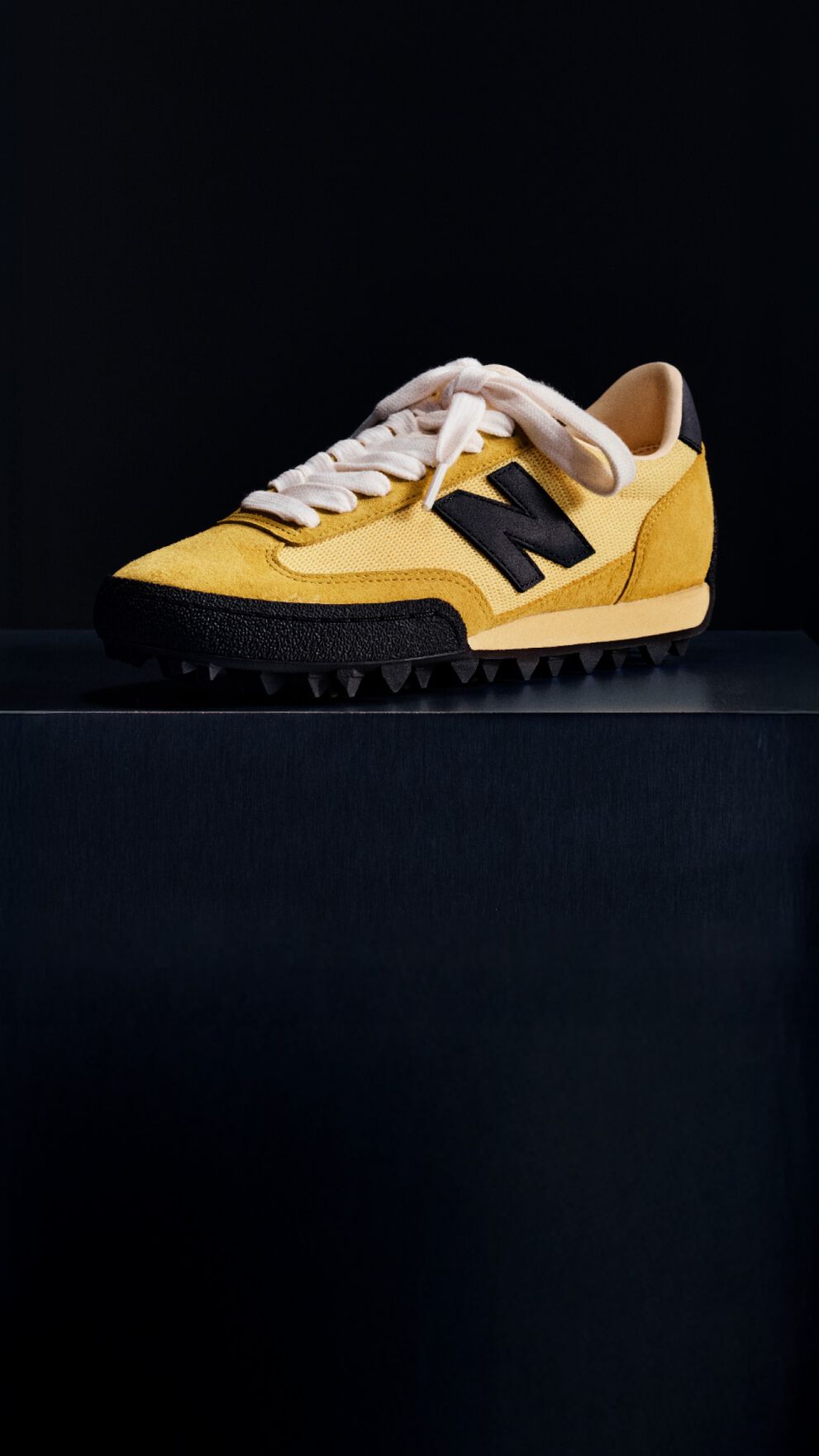 Espadrille jaune seule sur fond noir