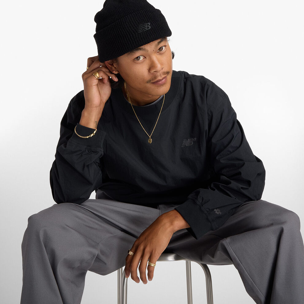 Le planchiste Patrick Praman assis dans un studio et portant des vêtements Numeric.