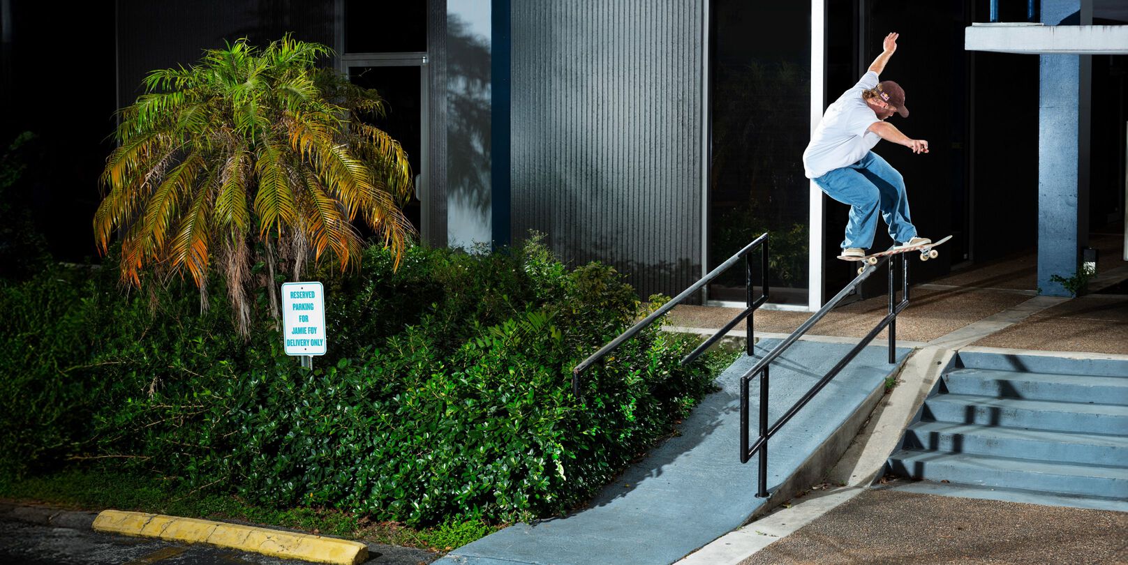 Jamie Foy portant les chaussures Jamie Foy Signature 306 Cup en planche &agrave; roulettes.