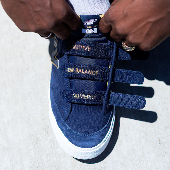 Gros plan sur le champion de skateboard Tre Williams ajustant la languette de sa chaussure Numeric 212