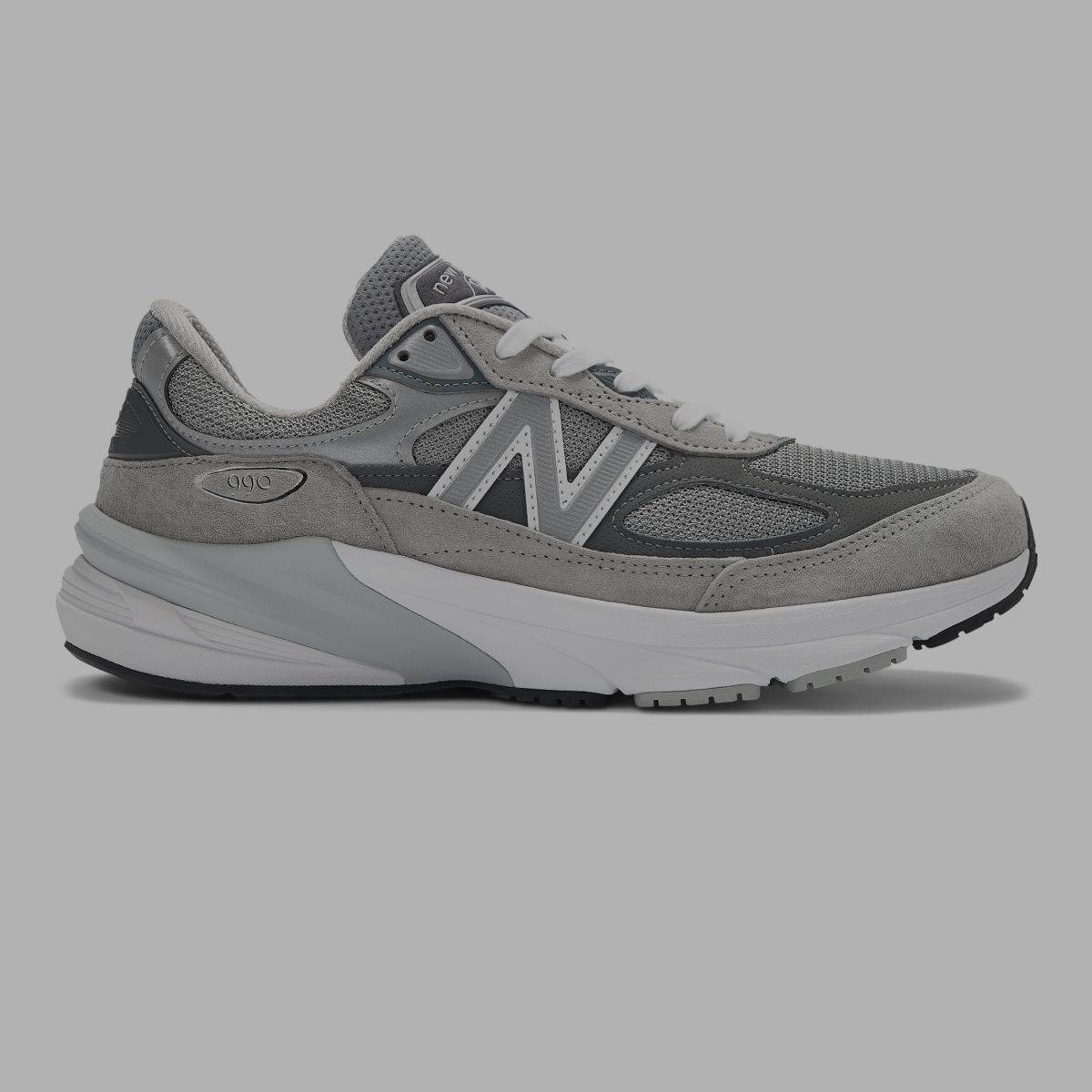 Une chaussure 990v6 grise.