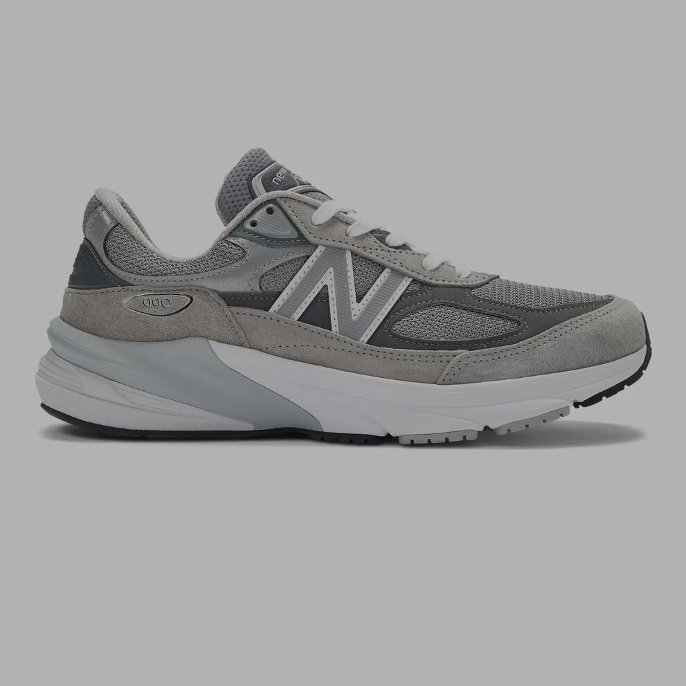 Une chaussure 990v6 grise.