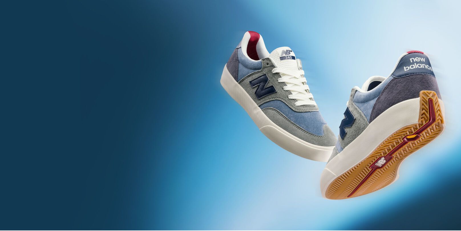 Une paire de chaussures Numeric 340 sur un fond bleu.