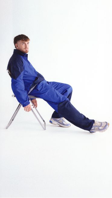 Harvey Elliott portant des chaussures bleues de 2010.