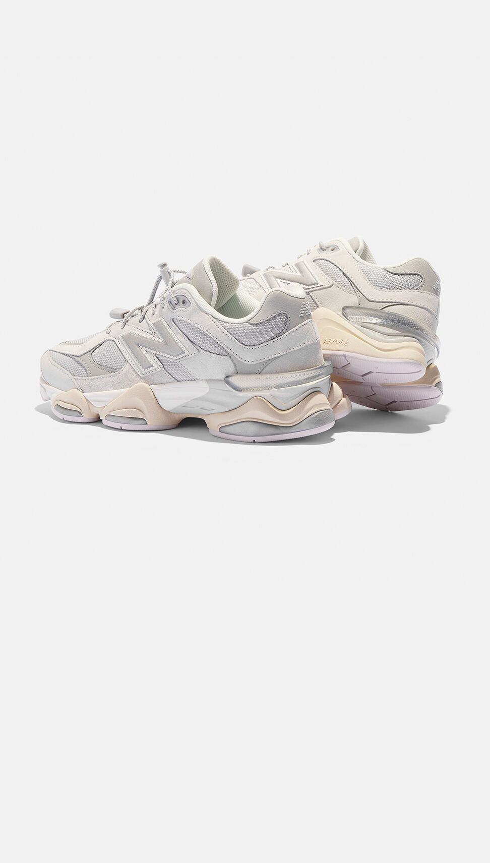 Une paire de crème de New Balance 9060s.