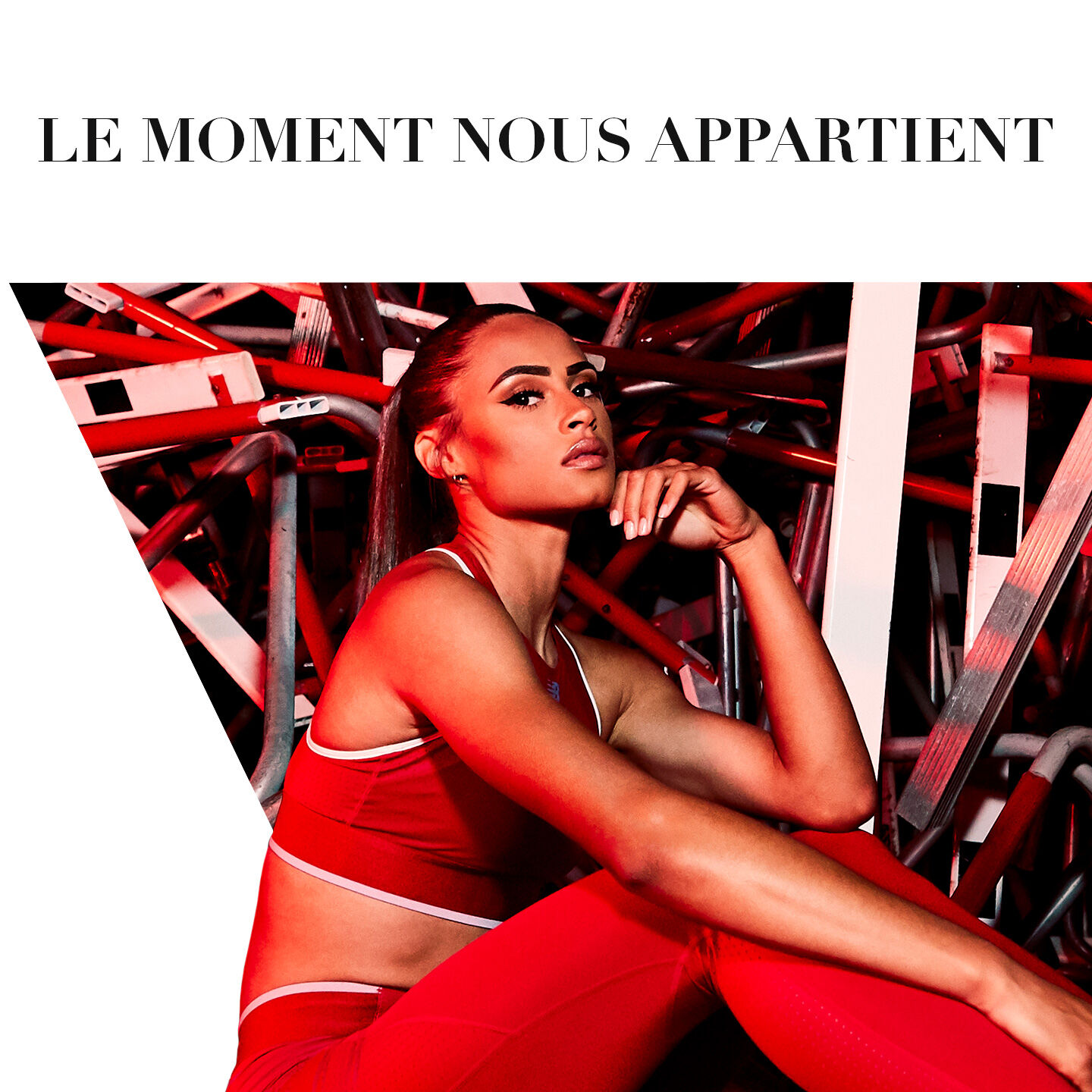 La coureuse Sydney McLaughlin est assise avec des obstacles empilés derrière elle