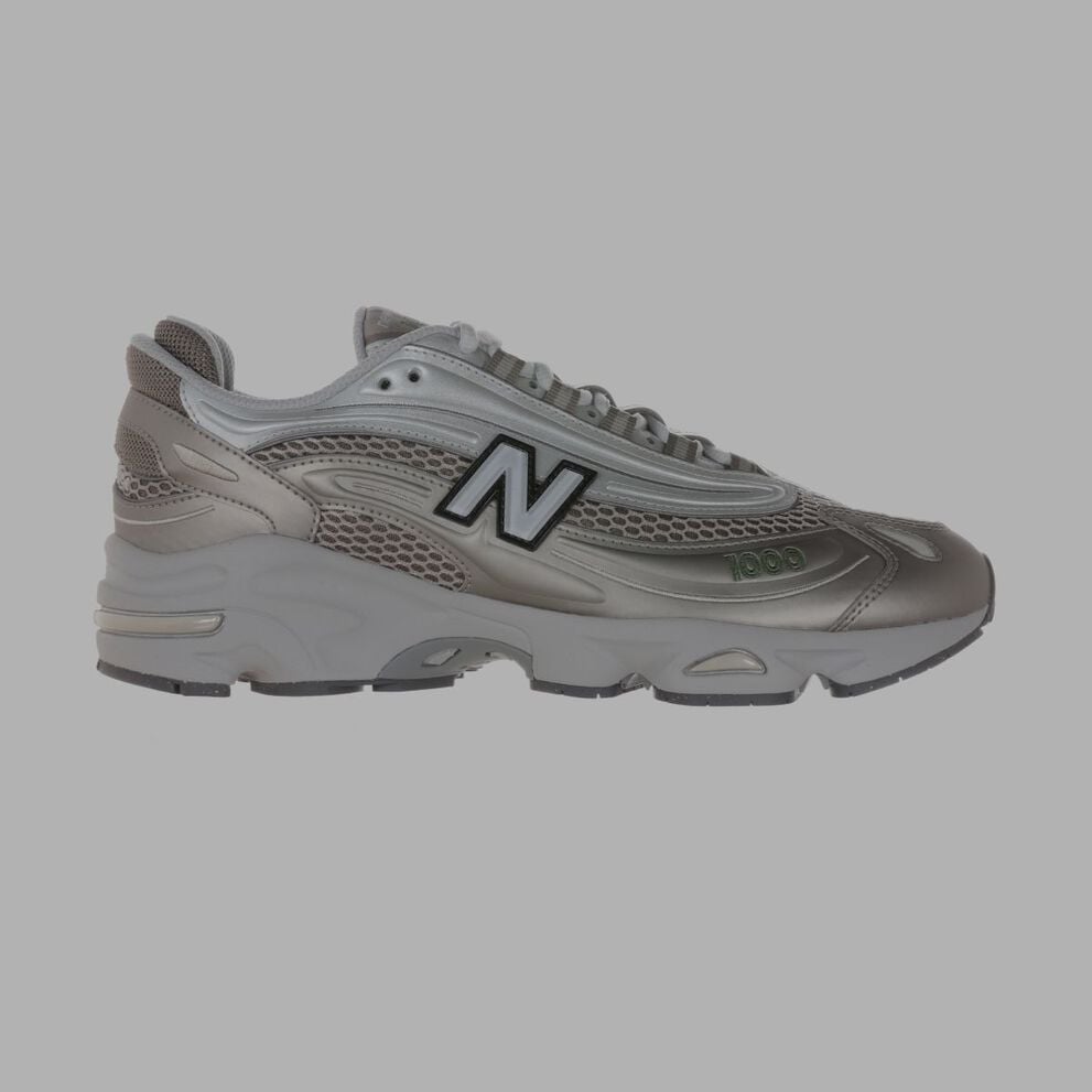 Une chaussure 1000 métallique.