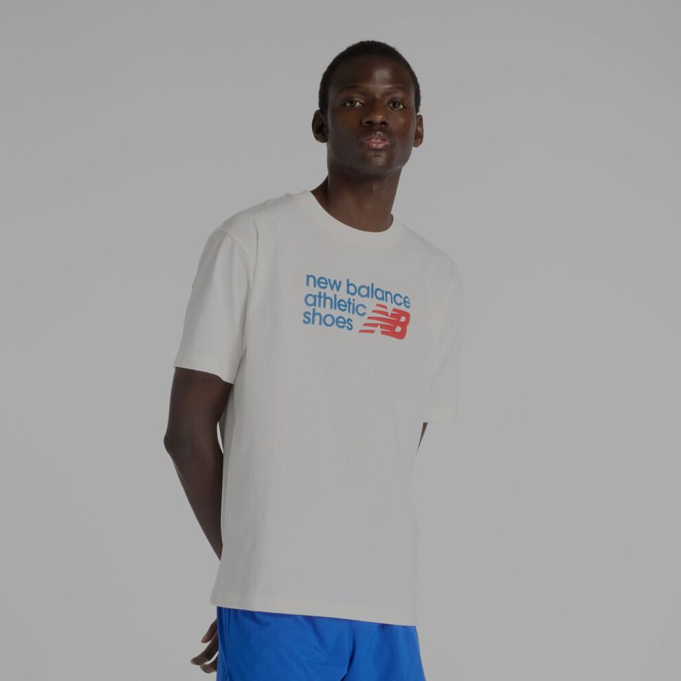 Homme portant un t-shirt graphique New Balance.