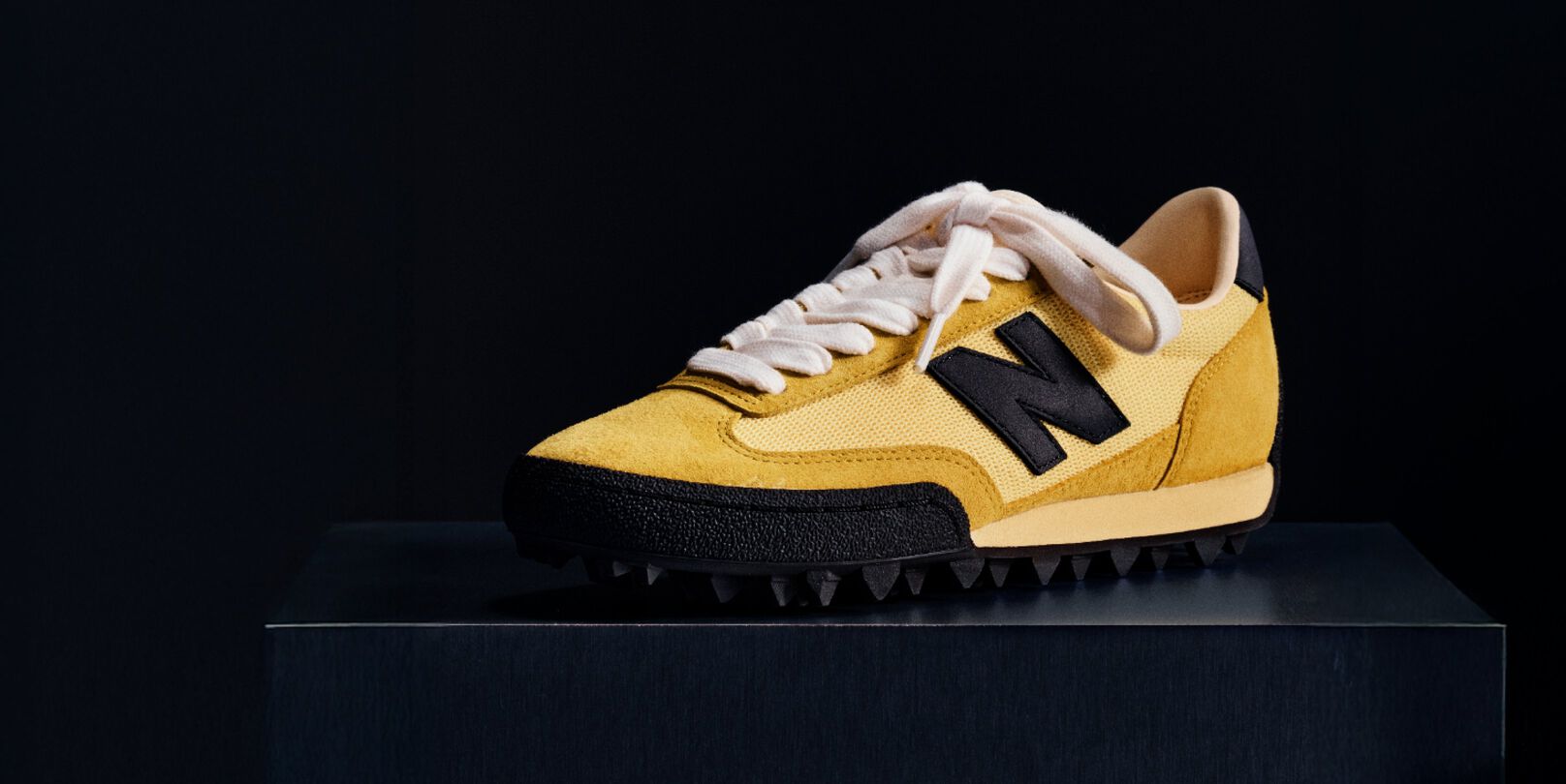 Espadrille jaune seule sur fond noir