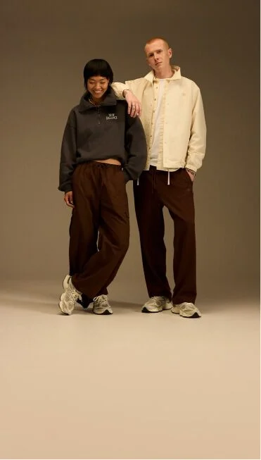 Photo en pied des 9060 port&eacute;es par un homme et une femme.&nbsp;