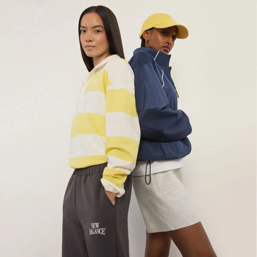 Deux femmes dos &agrave; dos, regardant le spectateur.