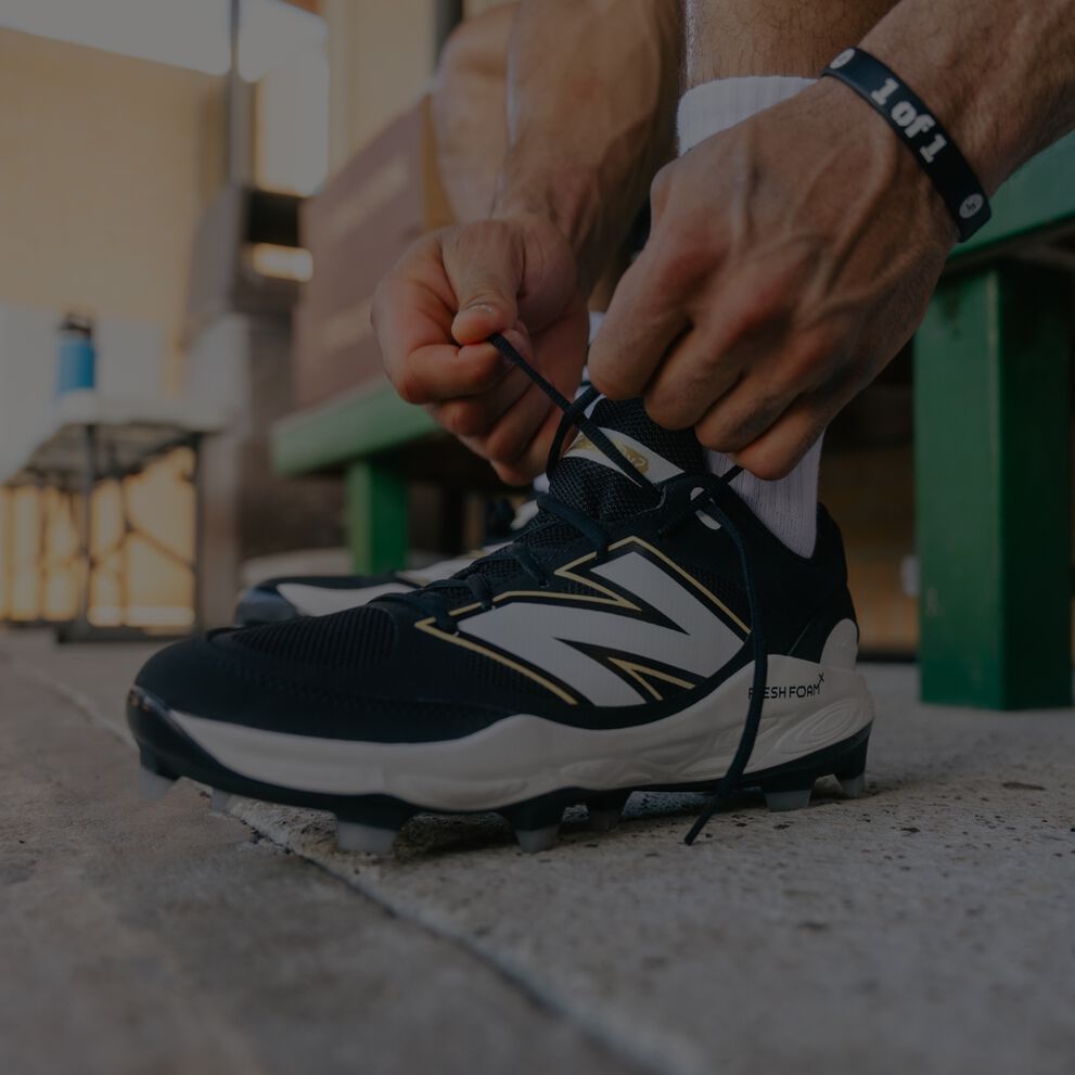 Athlète de baseball attachant ses crampons dans un abri.