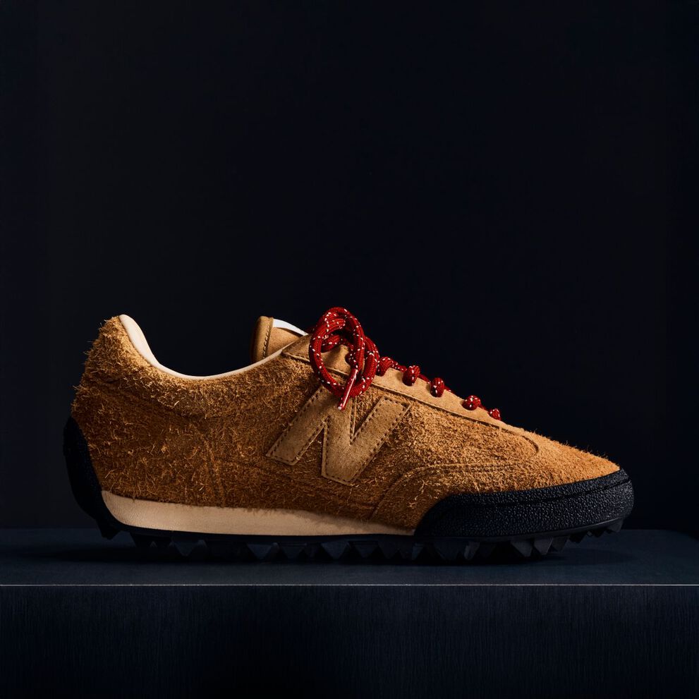 Une chaussure Gator Run en daim marron sur fond noir.