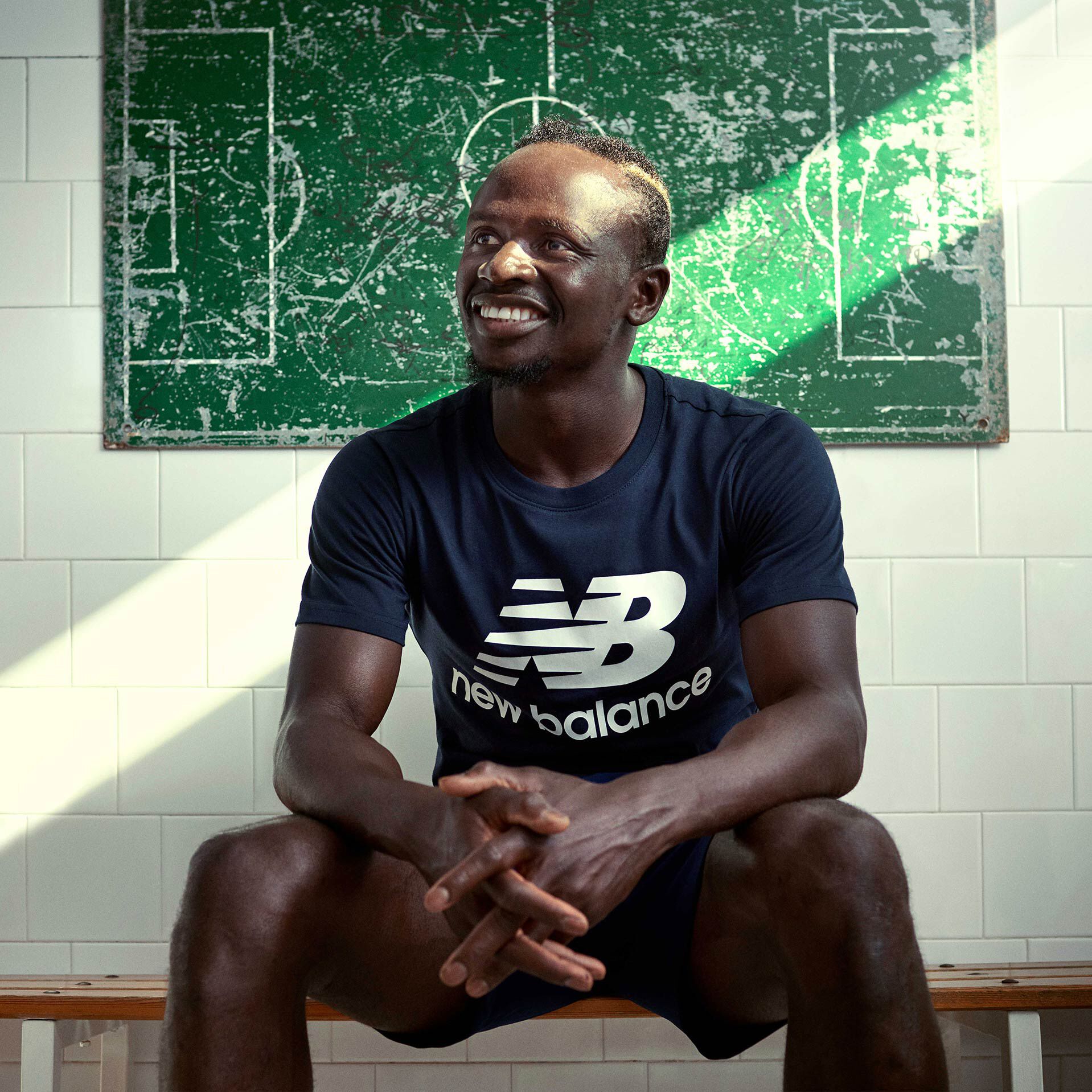 Sadio Mané assis sur un banc