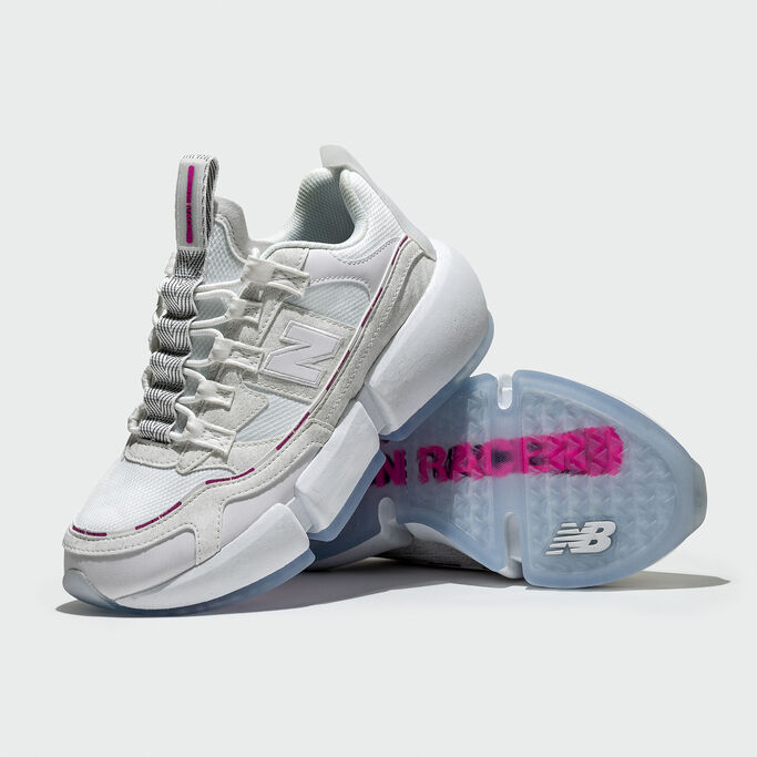 Paire de chaussures Vision Racer noires sur le fond gris du studio.