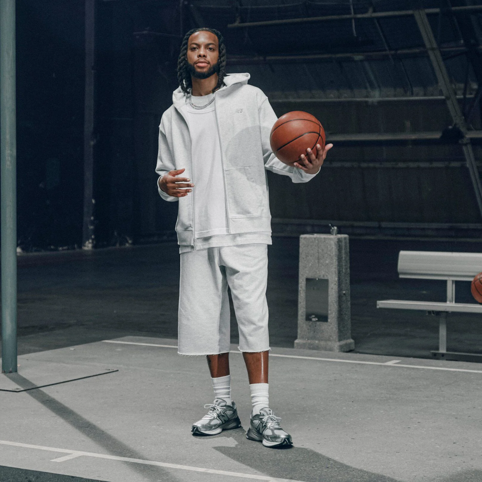 Darius Garland portant une paire de canaux ABZORB gris 2010