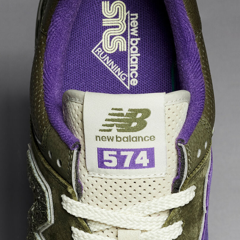 Vue des lacets et de la languette de la SNS 574 vert et violet
