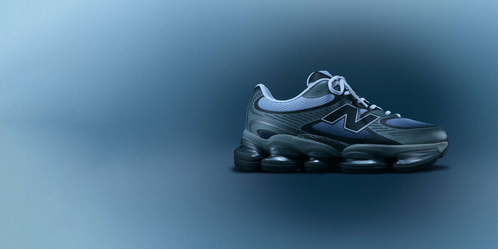 Une chaussure bleue et argentée posée sur un fond de couleur similaire.