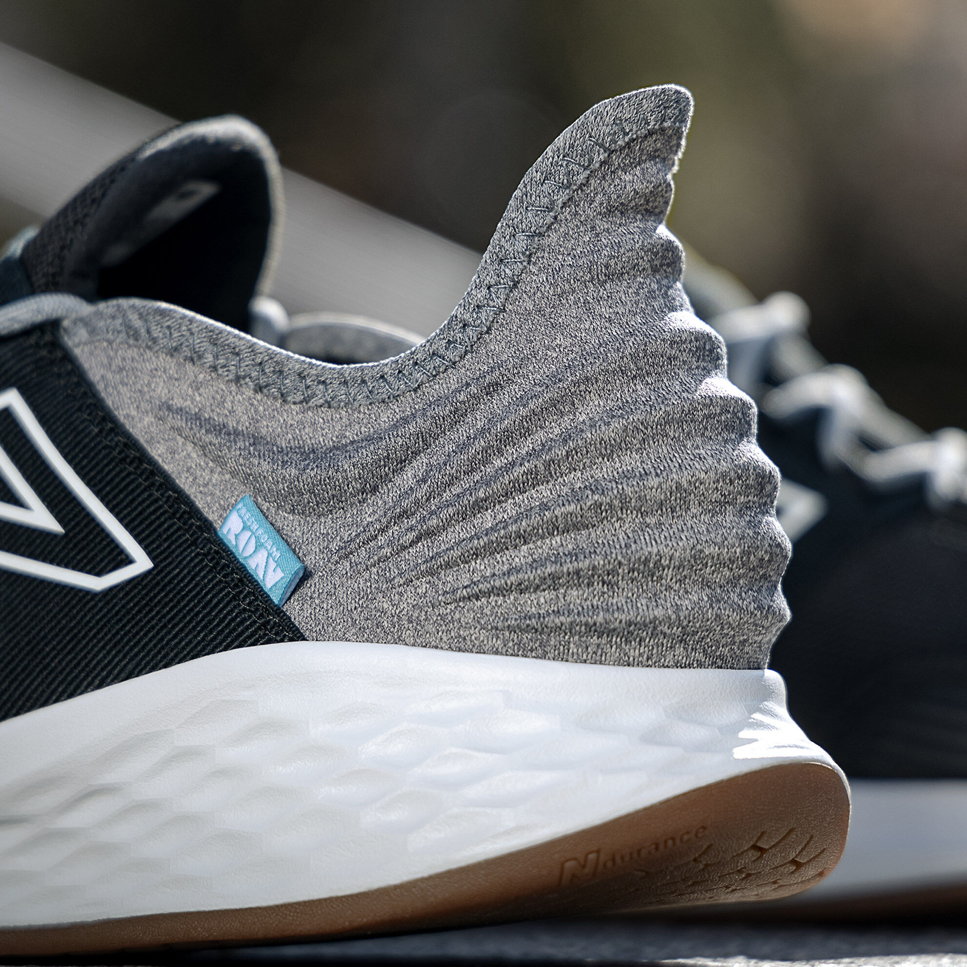 L'arrière de la chaussure de sport Fresh Foam Roav pour hommes avec talon gris chiné