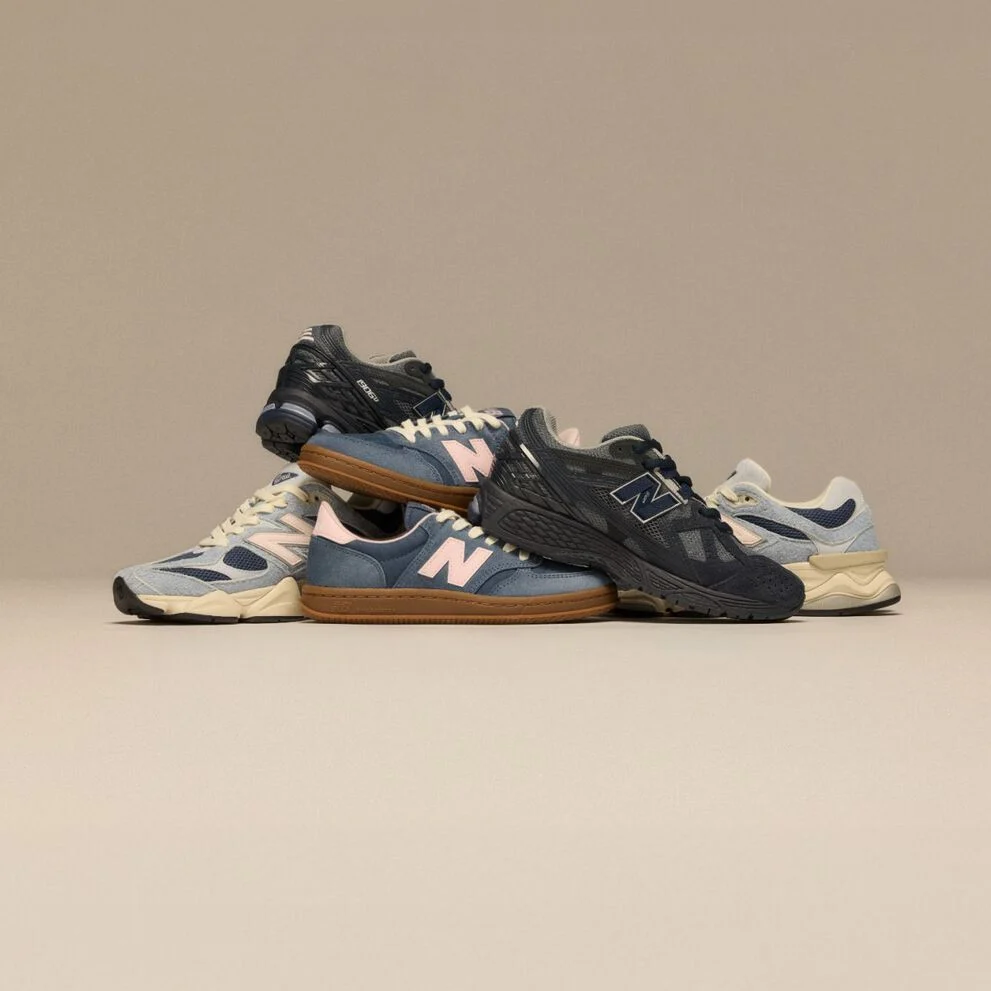 Pile de baskets New Balance sur fond beige