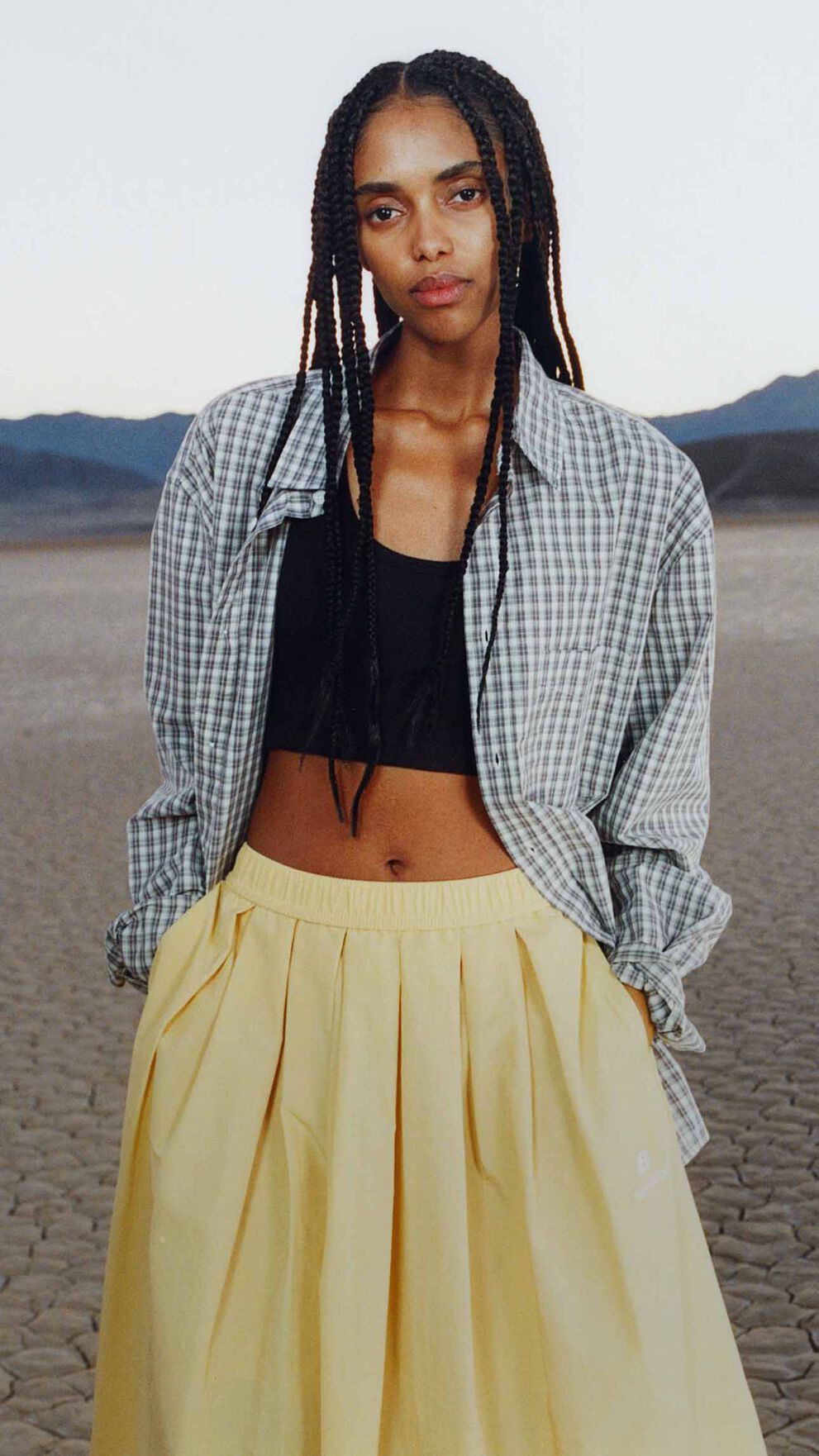 Une femme debout dans un environnement d&eacute;sertique.