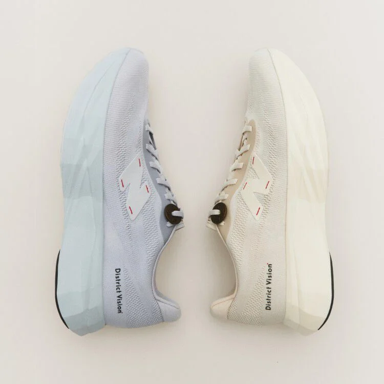 Chaussures District Vision couleur crème clair et bleu clair sur fond crème,