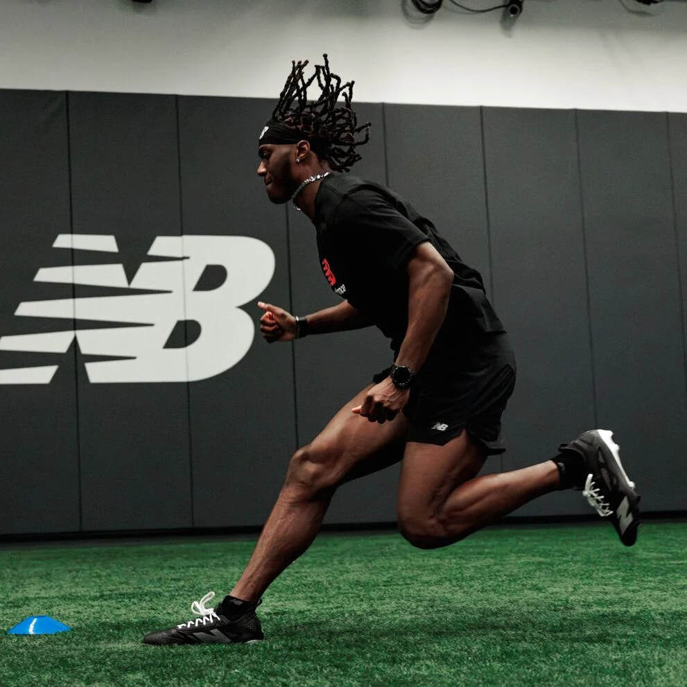 Marvin Harrison Jr. courant sur un terrain en gazon synth&eacute;tique.