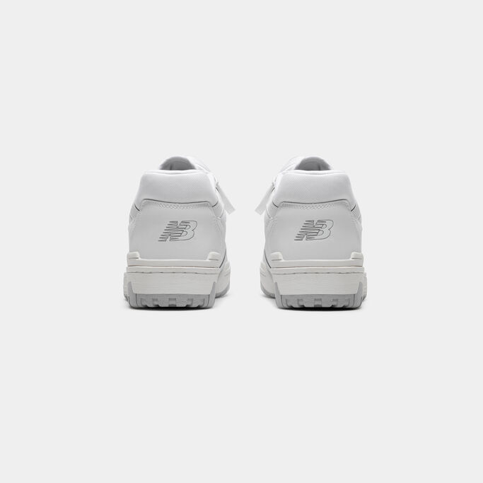 Vue détaillée du talon d'une paire de chaussures blanches