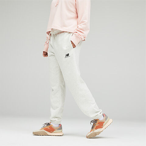 Jambes d’une femme portant des joggeurs blancs