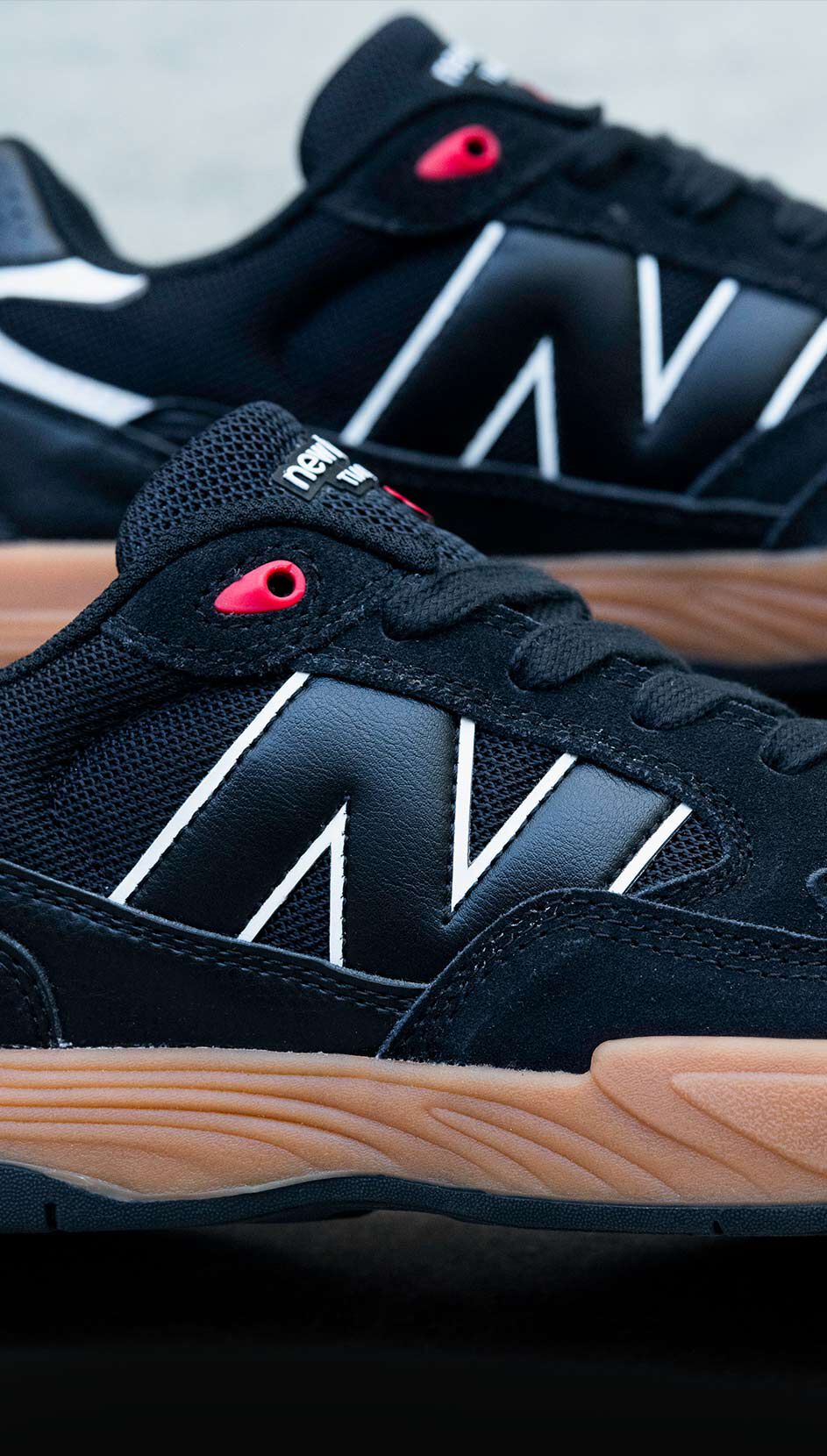 Une paire de chaussures Tiago 808 Lite noires et rouges.