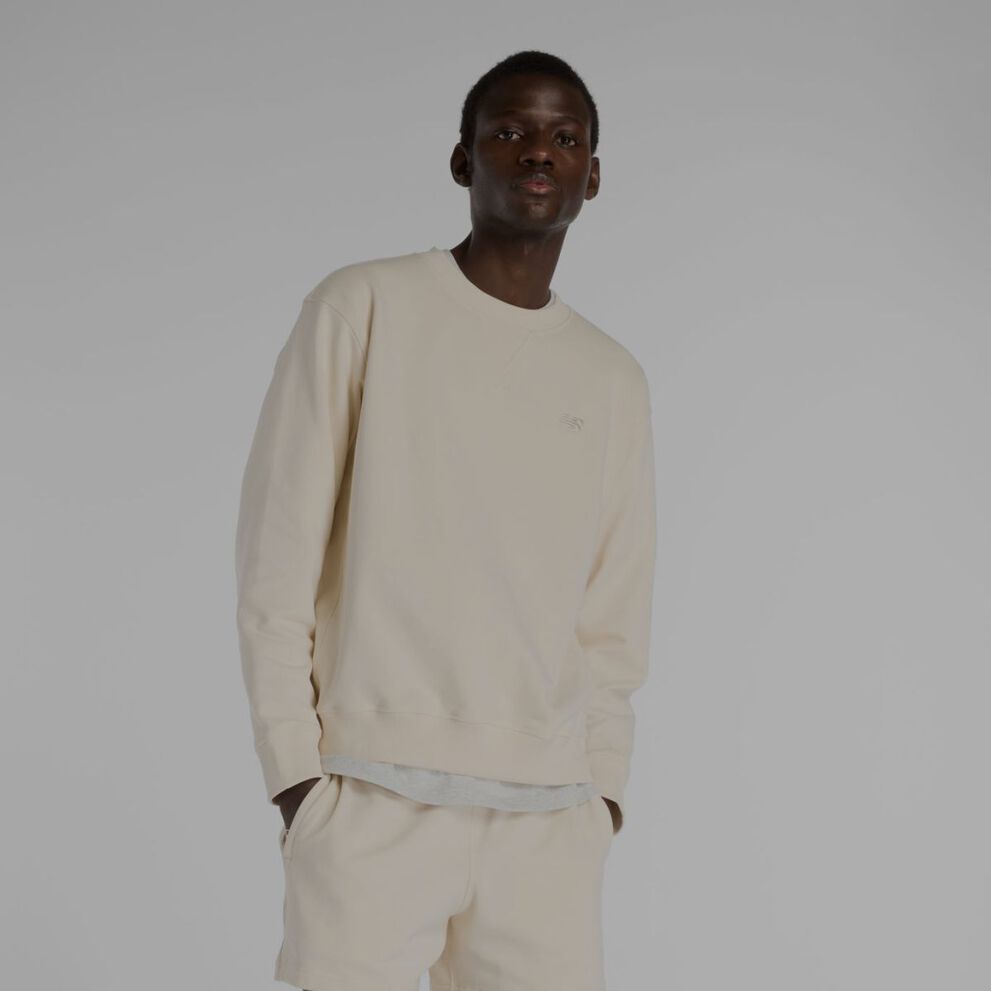 Un homme dans un ensemble New Balance de couleur crème.