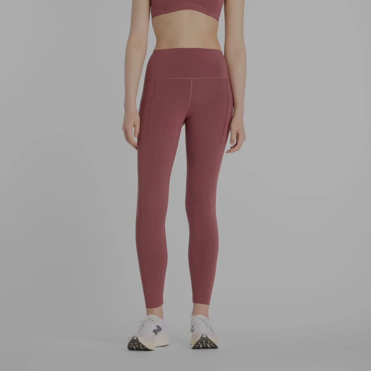 Une femme portant des collants New Balance.