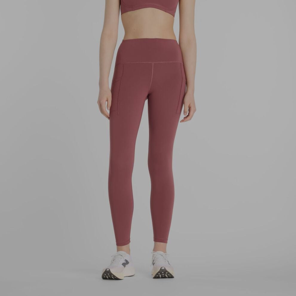 Une femme portant des collants New Balance.