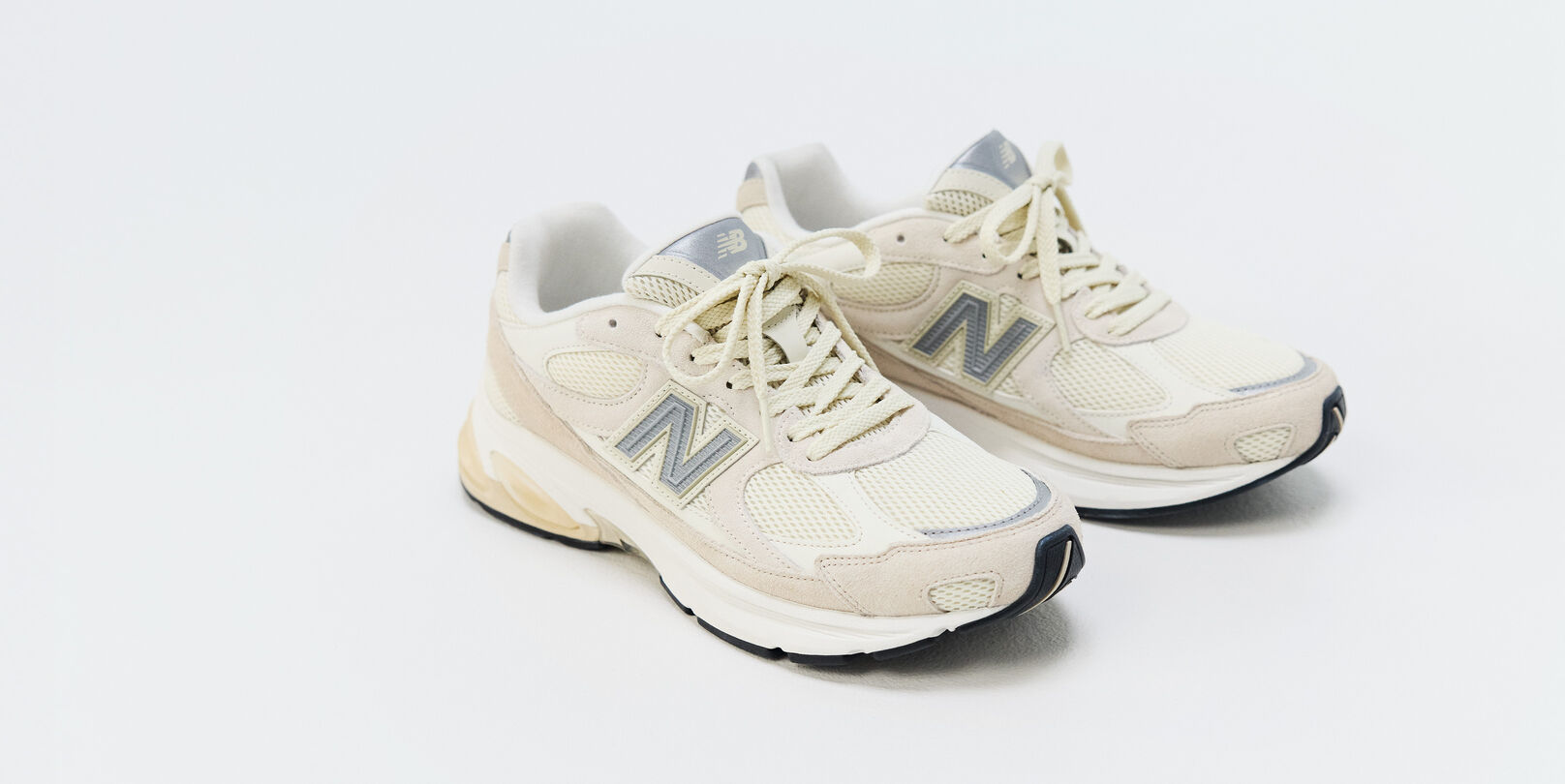 Une paire de baskets New Balance sur fond blanc