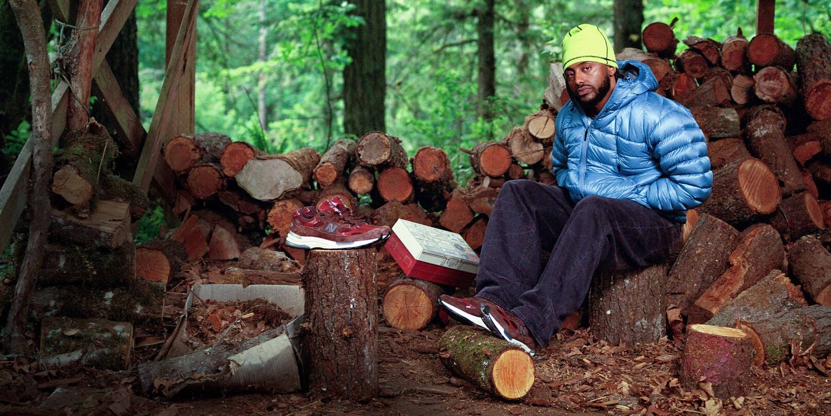 Amin&eacute; portant les nouvelles sneakers Amin&eacute; x NB 992.